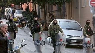 Αστυνομικοί επιτηρούν την διαδικασία εκκένωσης κτιρίων στο Κουκάκι ΑΠΕ ΜΠΕ/ΑΠΕ ΜΠΕ/Παναγιώτου Ορέστης