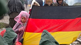 Yunanistan'ın Idomeni kasabasında Alman bayrağı açan göçmen çocukları