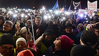 Tüntetés a tervezett reform ellen Varsóban december 1-én