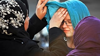 مسلمة تحصل على 120 ألف دولار في تسوية قضائية بعدما أجبرتها الشرطة على خلع الحجاب
