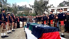 Pakistan'da aşı yapan ekibi koruyan 2 polis memuru silahlı saldırıda hayatını kaybetti