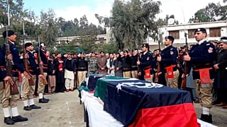 Pakistan'da aşı yapan ekibi koruyan 2 polis memuru silahlı saldırıda hayatını kaybetti