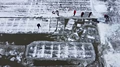 The workers behind China's frozen festival