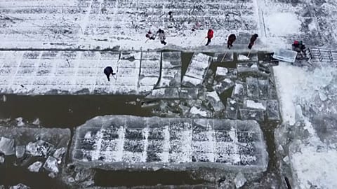 The workers behind China's frozen festival