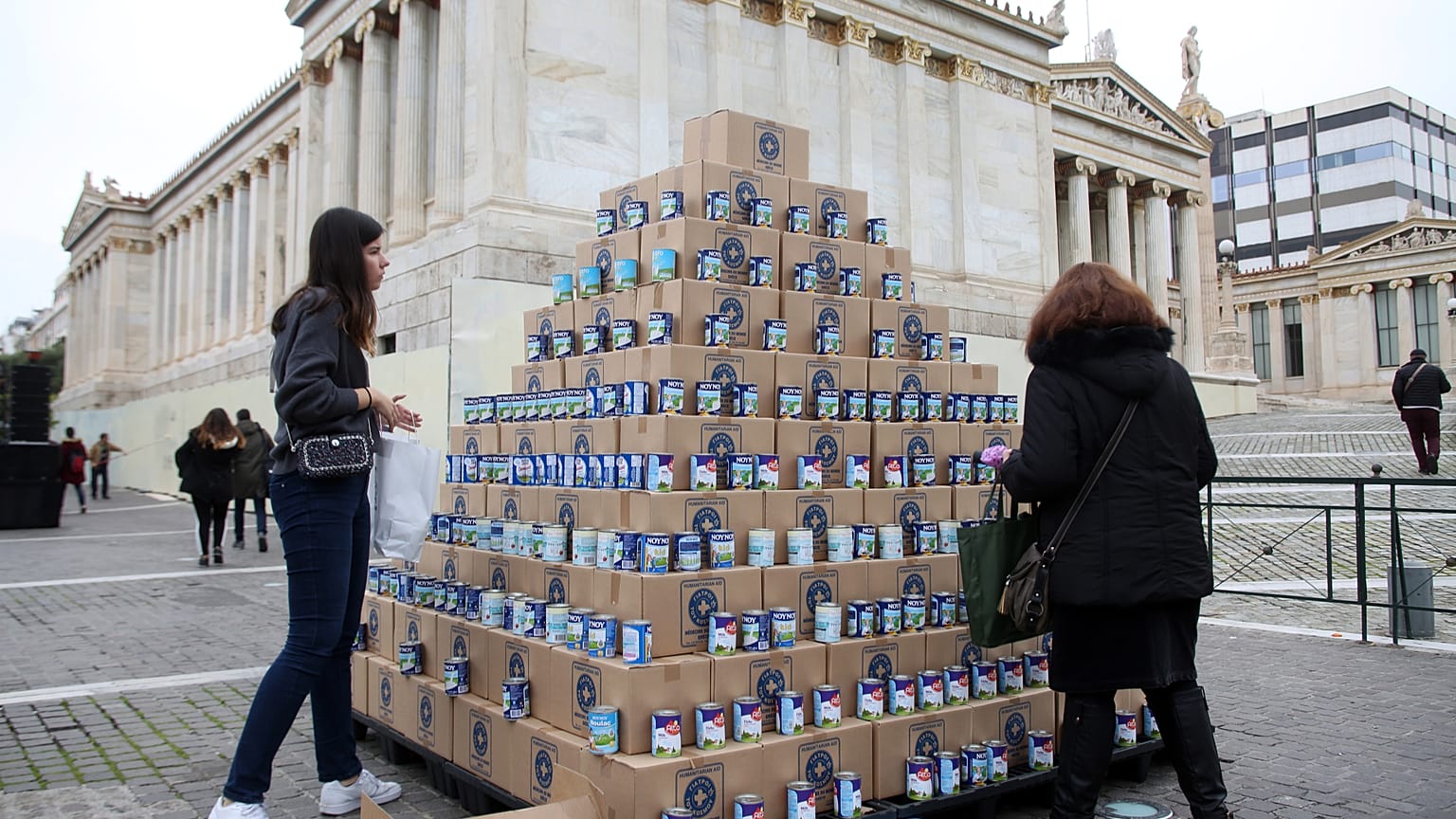 Το «Ένα δέντρο από γάλα» στα Προπύλαια. 