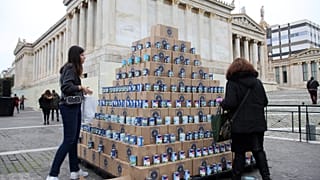 Το «Ένα δέντρο από γάλα» στα Προπύλαια. 