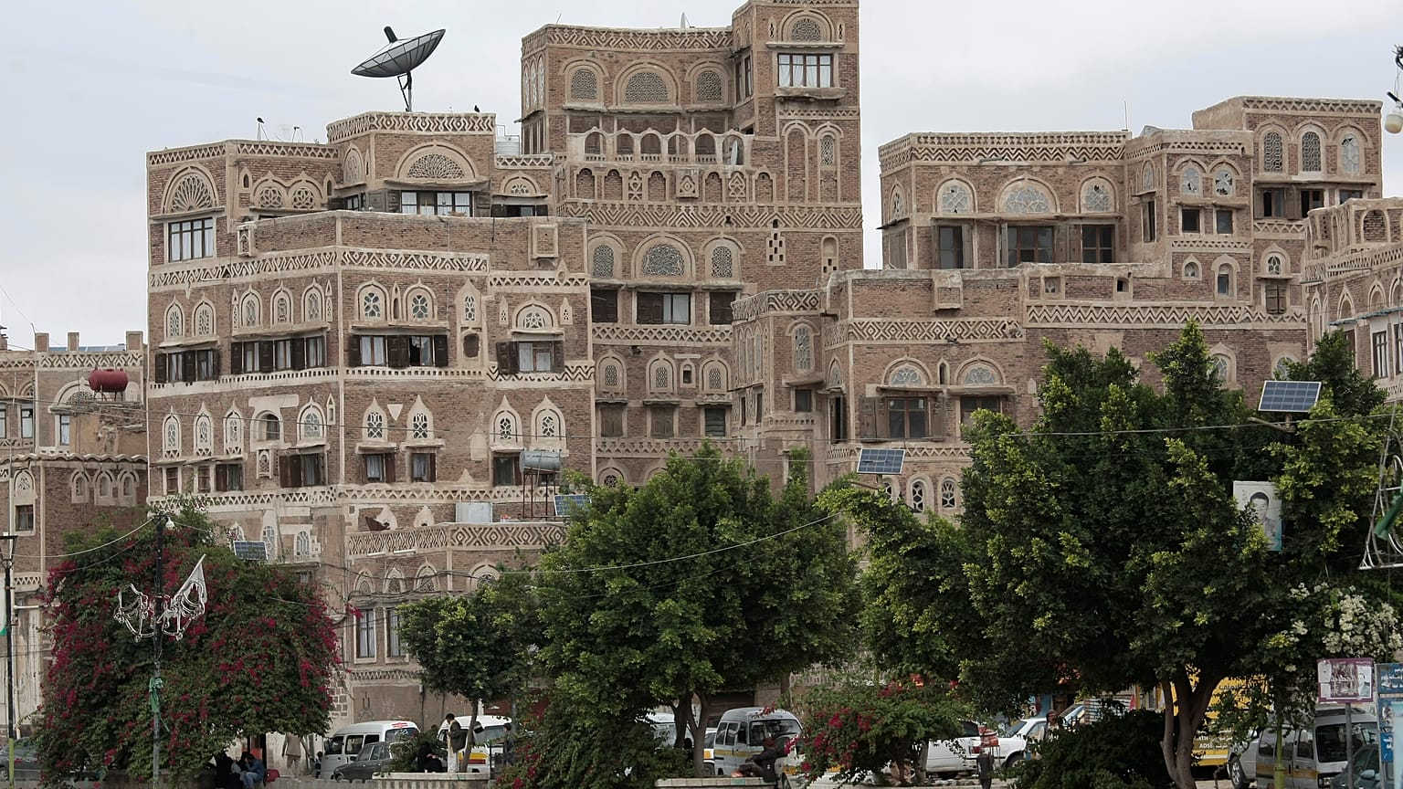 يمنيات في صنعاء يتحدين ظروف الحرب للعب البلياردو