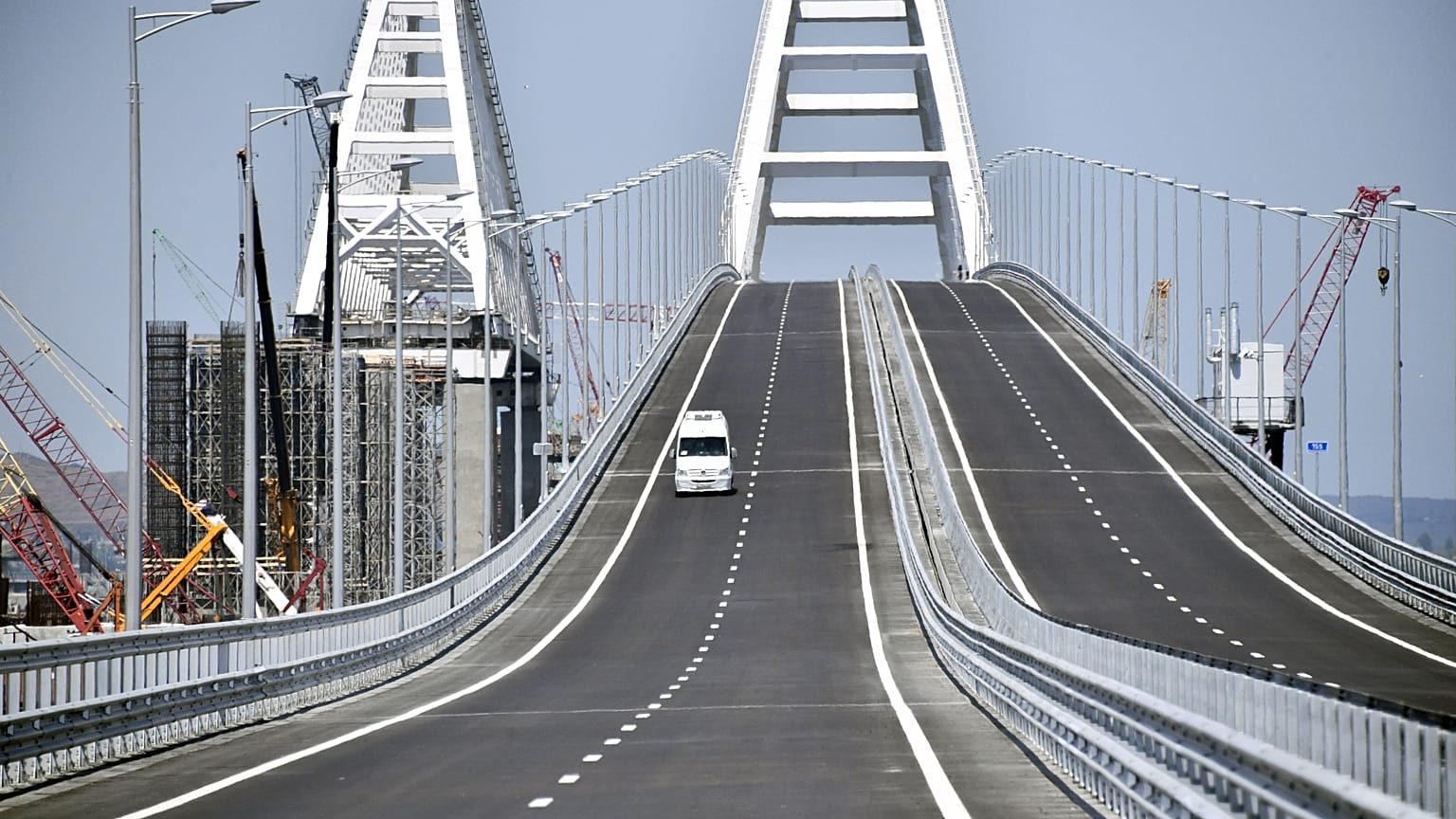 Putin inaugura il ponte di Crimea e scatena la polemica