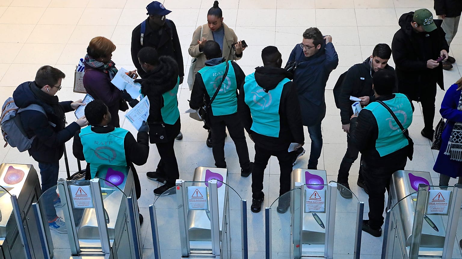 Γαλλία: «Ναι» του Μακρόν σε βελτιώσεις στο συνταξιοδοτικό