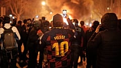 Proteste a Barcellona contro il governo spagnolo. Anche indossando la maglia di Messi. 