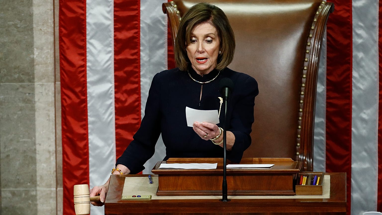Nancy Pelosi legge il verdetto della votazione sui capi di imputazione contro Trump. 