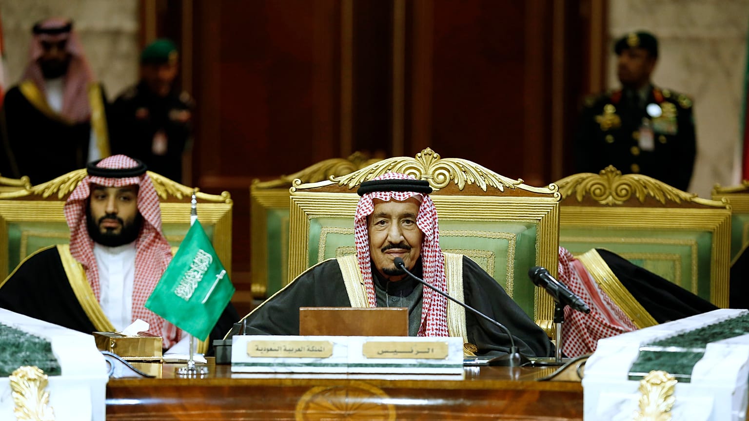 الملك السعودي سلمان بن عبد العزيز وعلى يمينه ولي العهد محمد بن سلمان