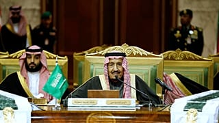 الملك السعودي سلمان بن عبد العزيز وعلى يمينه ولي العهد محمد بن سلمان