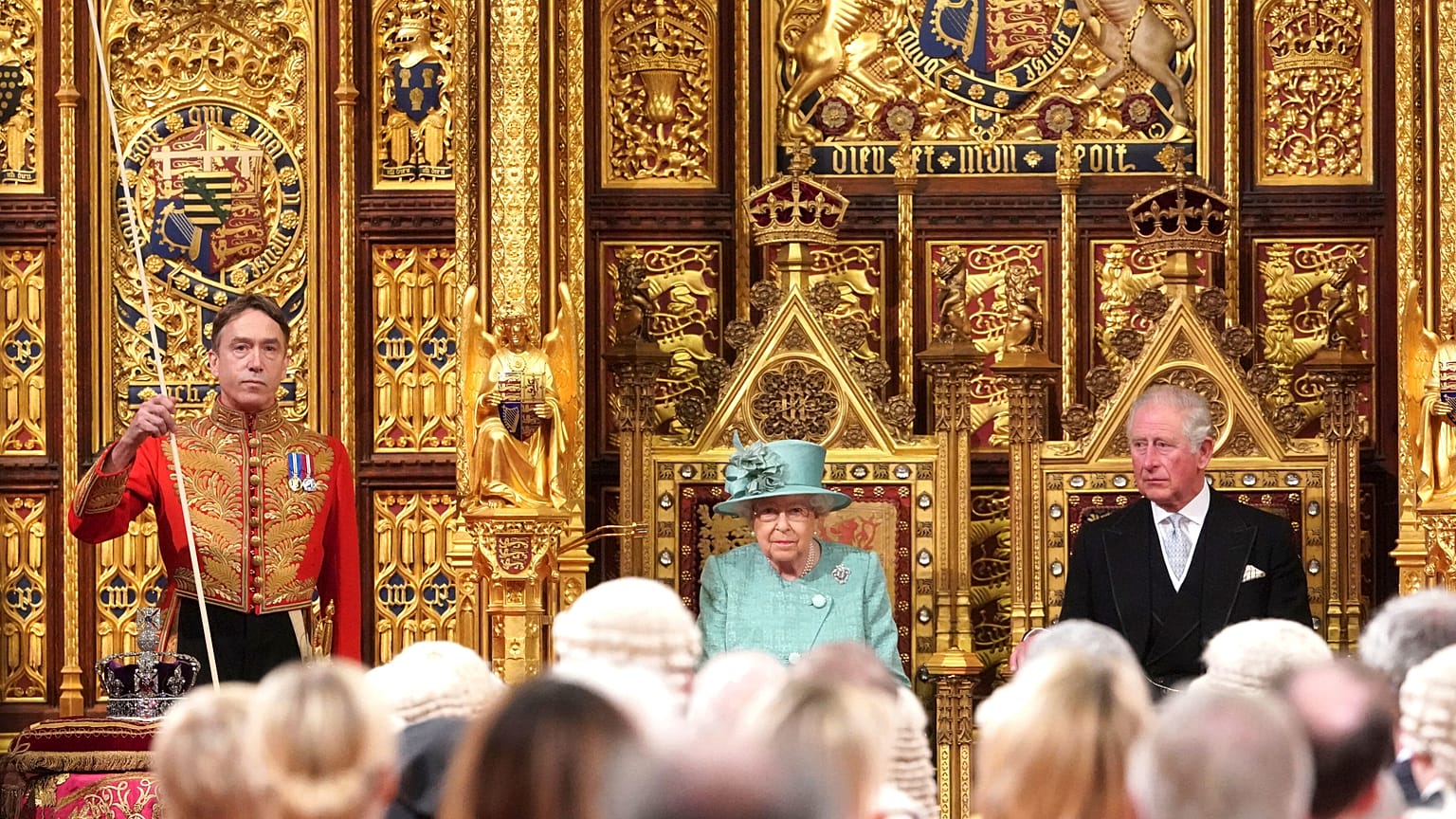 Anstelle von Hermelinmantel und Krone trug die Queen ein Kleid in Mint.