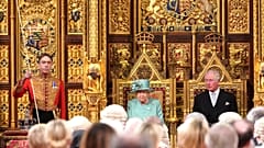 Anstelle von Hermelinmantel und Krone trug die Queen ein Kleid in Mint.