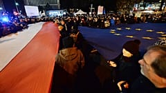 Lengyelország-szerte tüntettek a bírói függetlenség védelmében