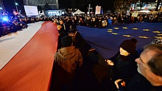 Lengyelország-szerte tüntettek a bírói függetlenség védelmében