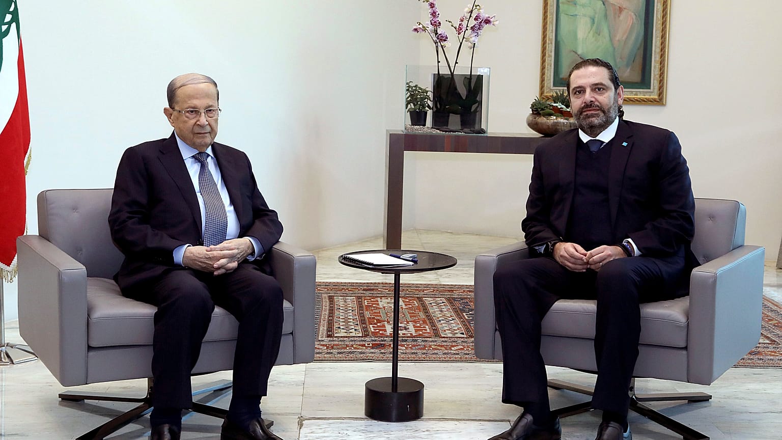 الرئيس اللبناني ميشال عون مع رئيس الوزراء الأسبق سعد الحريري.
