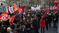 دولت فرانسه برای ترغیب اتحادیه‌ها به وقفه در اعتصاب‌ها تلاش می‌کند