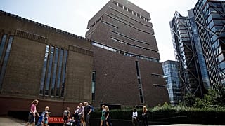 Londra Tate Modern Müzesi'ni gezerken 5 kat düşüp kurtulan 6 yaşındaki çocuk konuşmaya başladı