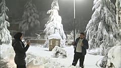 المغاربة يستمتعون بنزول الثلج 