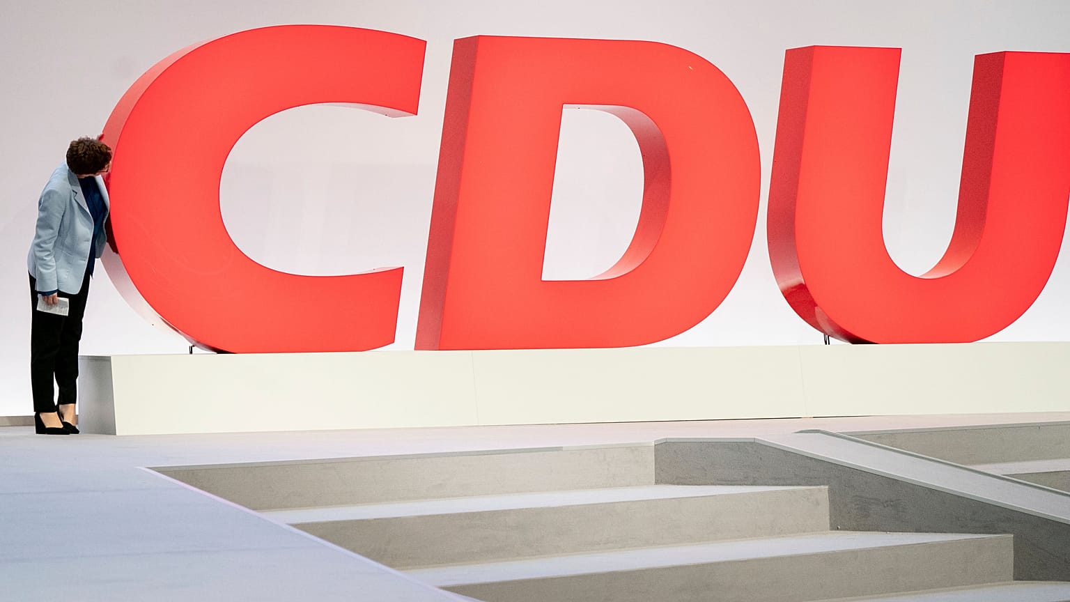 Germania, legami neonazi e svastiche tatuate: politico locale lascia la CDU 