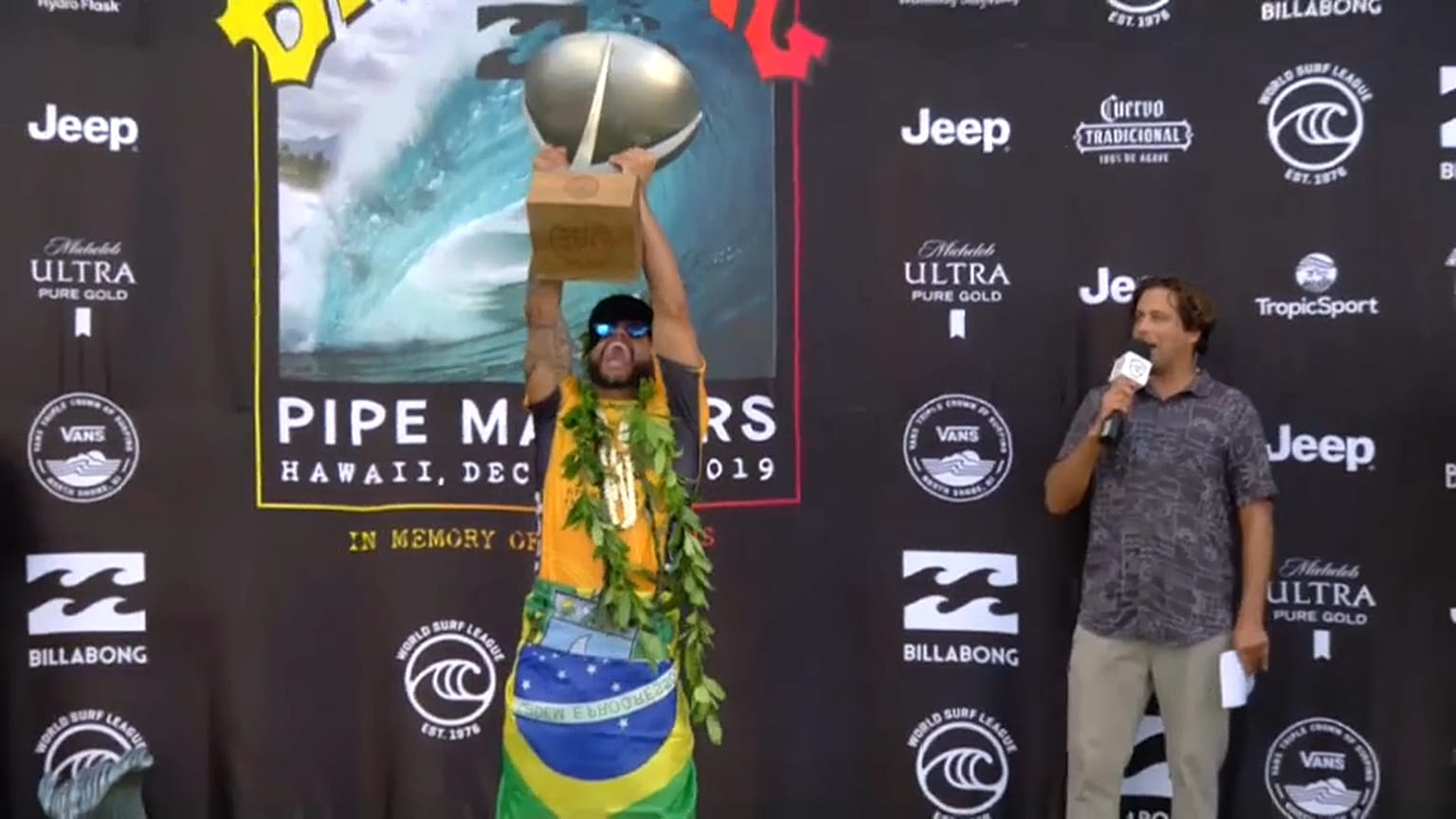 Ítalo Ferreira ergue o troféu de campeão do Mundo