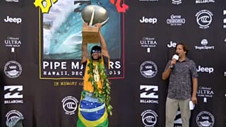 Ítalo Ferreira ergue o troféu de campeão do Mundo