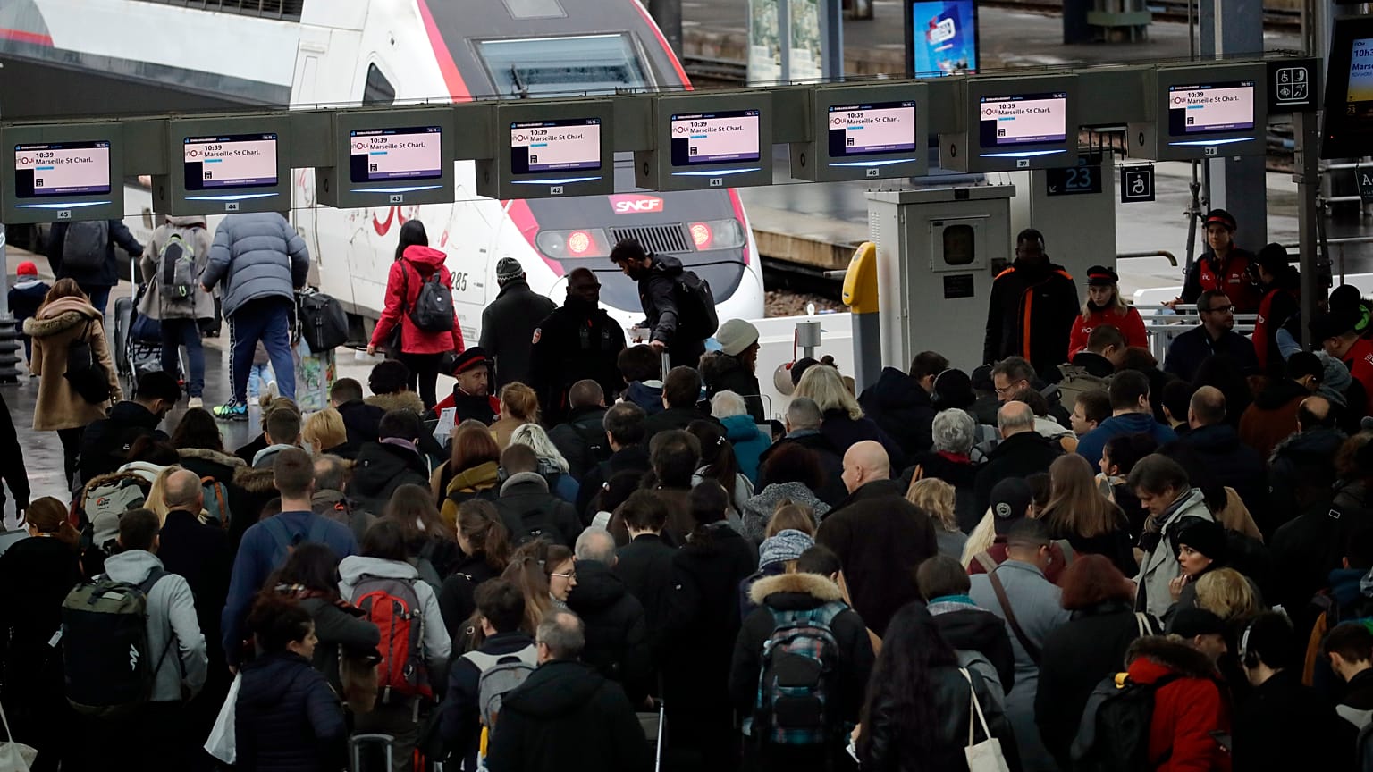 Retraites : trafic "très perturbé" pour les départs, les enfants seuls pourront partir dimanche