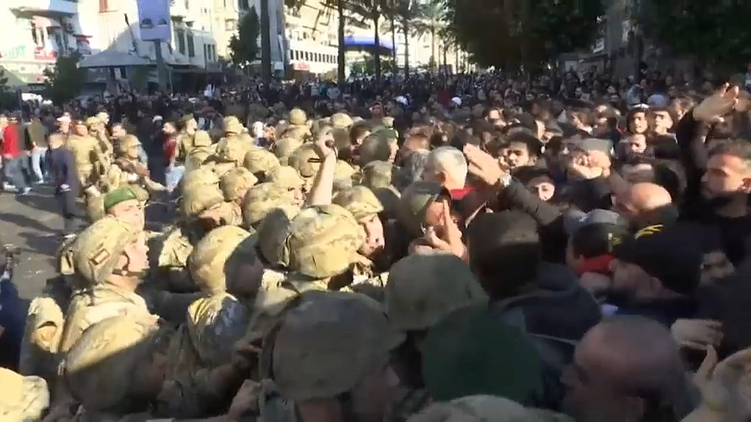 حصل تدافع بين عناصر الجيش والمتظاهرين المحتجين على تكليف حسان دياب تشكيل الحكومة المقبلة 