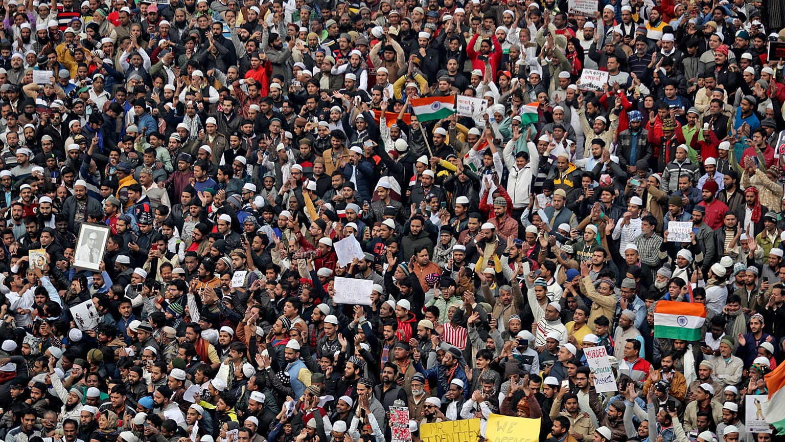 Hindistan'ın başkenti Yeni Delhi'de cuma namazı sonrası on binlerce kişi protesto düzenledi