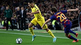 أشرف حكيمي (بروسيا دورتموند) وسيرجي روبيرتو (برشلونة) خلال مواجهة بين الناديين
