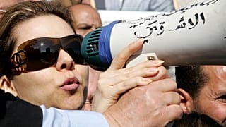 رغد صدام حسين خلال احتجاج ضدّ قرار المحكمة العراقية بإعدام والدها في عمان - الأردن  