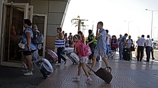 سائحون بريطانيون بمطار شرم الشيخ