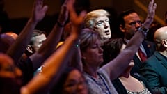 Donald Trump, Las Vegas şehrindeki bir kilisede düzenlenen ayine katılırken