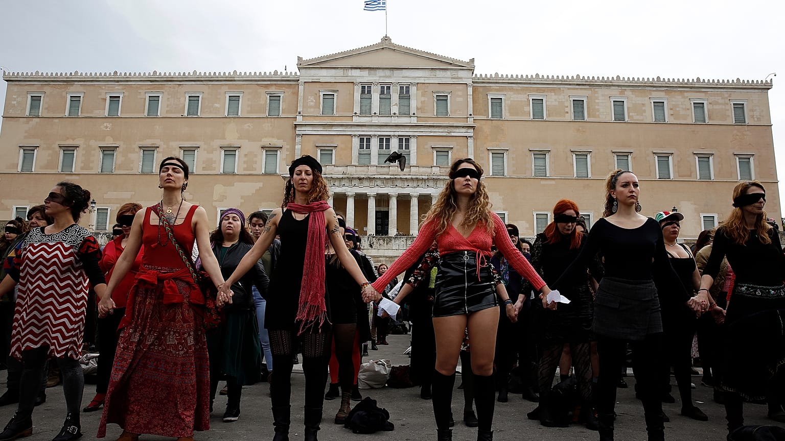 «Ο βιαστής είσαι εσύ» - Πλήθος γυναικών στο Σύνταγμα