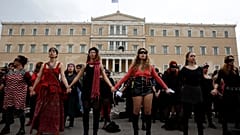 «Ο βιαστής είσαι εσύ» - Πλήθος γυναικών στο Σύνταγμα