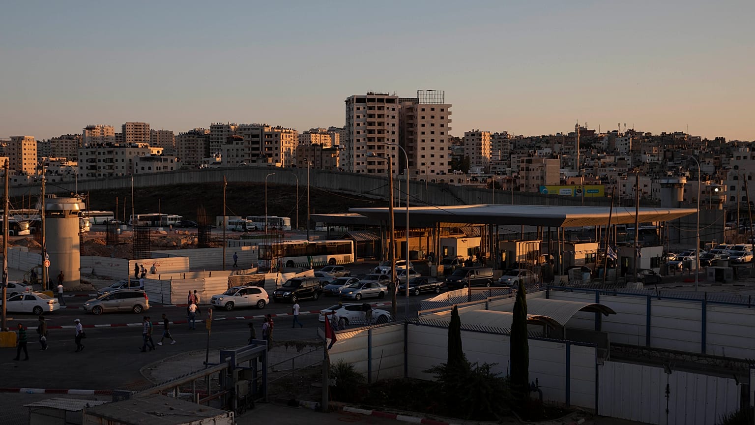 وفاة فلسطيني مسجون لدى السلطة الفلسطينية لإدانته "بتهريب" أراض لإسرائيل