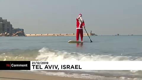 Le Père Noël se met au paddle à Tel-Aviv 