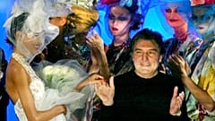 Ο σχεδιαστής Εμανουέλ Ουνγκαρό το 2003 κατά την παρουσίαση της ανοιξιάτικης κολεξιόν του (AP Photo/Laurent Rebours)