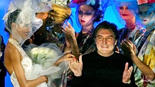 Ο σχεδιαστής Εμανουέλ Ουνγκαρό το 2003 κατά την παρουσίαση της ανοιξιάτικης κολεξιόν του (AP Photo/Laurent Rebours)