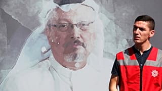 شرطي تركي أمام صورة للصحافي القتيل جمال خاشقجي في إسطنبول (صورة من الأرشيف) 