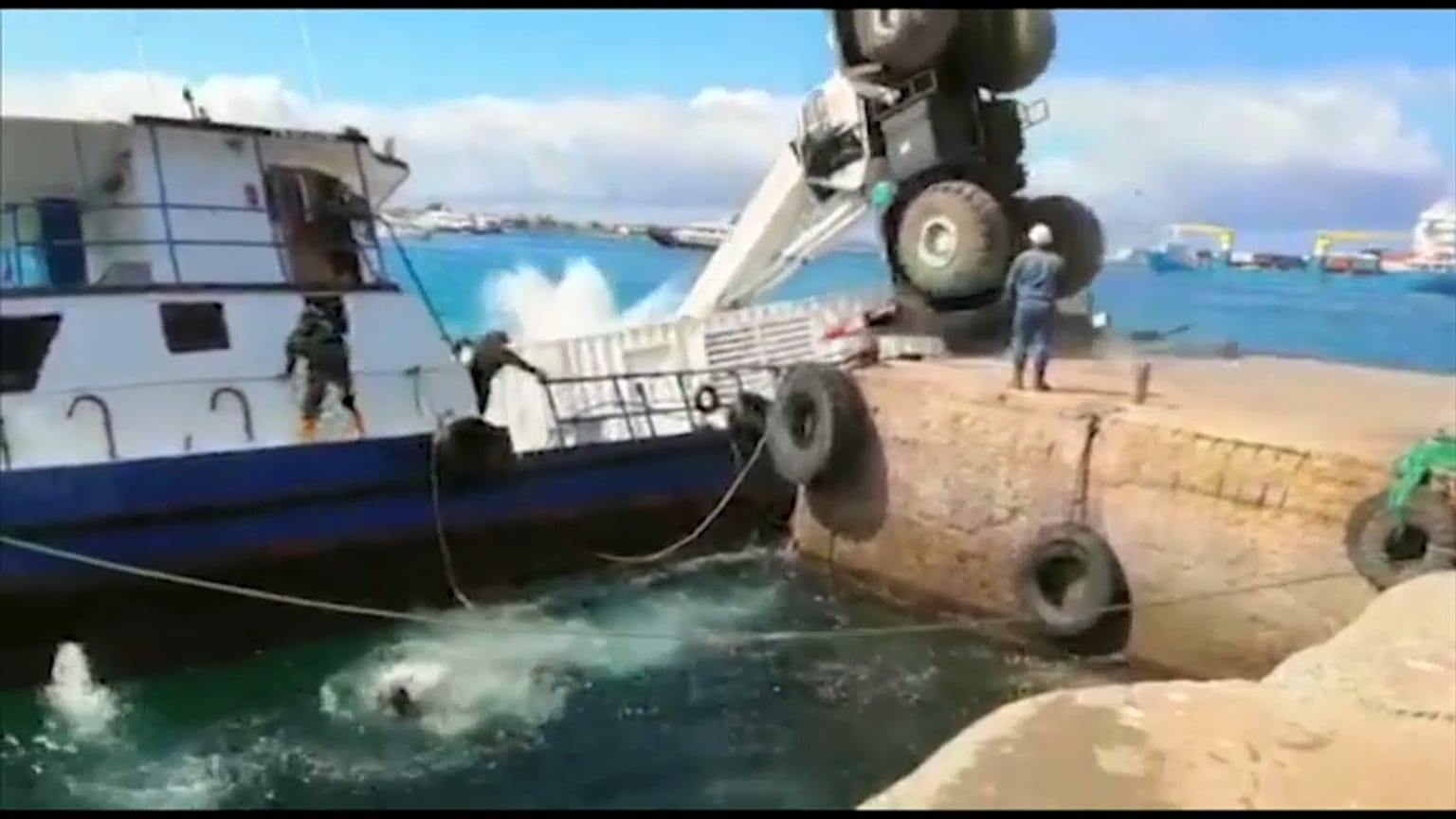 Marée noire aux Galapagos après le chavirage d'une barge