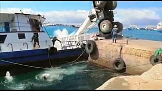 Marée noire aux Galapagos après le chavirage d'une barge