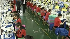 Doğu Türkistan'ın Hoten kentindeki bir 'eğitim merkezinde' tutulan Müslümanlar, tekstil fabrikasında çalışırken 
