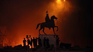 الاحتجاجات تستعيد زخمها في العراق ورئيس الوزراء الجديد رهن التوافق السياسي