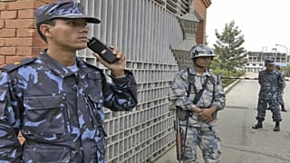 رجال شرطة نيباليون يقفون عند مدخل مكتب لجنة الانتخابات في كاتماندو ، نيبال 