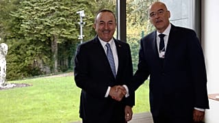 Ο υπουργός Εξωτερικών της Ελλάδας Νίκος Δένδιας ανταλλάσσει χειραψία με τον Τούρκο ομόλογό του Μεβλούτ Τσαβούσογλου στο περιθώριο του Παγκόσμιου Οικονομικού Φόρουμ  