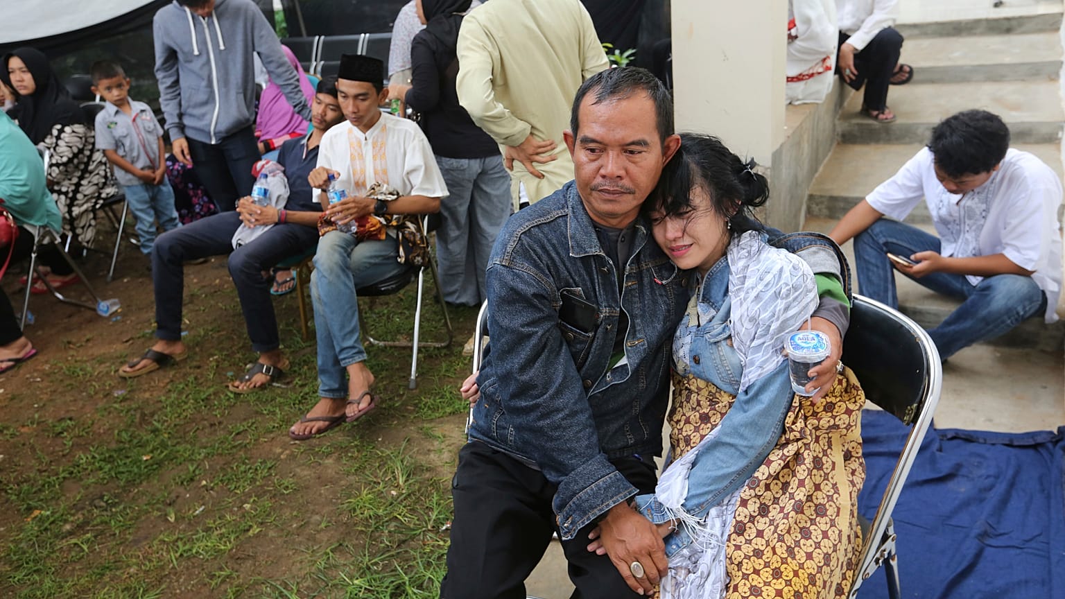 Endonezya'da yolcu otobüsü nehre yuvarlandı: En 25 kişi hayatını kaybetti