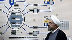 İran Cumhurbaşkanı Hasan Ruhani, Buşehr Nükleer Tesisini ziyaret ederken (arşiv) 